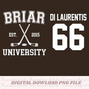Könnte beinhalten: Ein braunes Grafikdesign mit dem Text "BRIAR UNIVERSITY" und gekreuzten Hockeyschlägern. Das Design enthält den Text "DI LAURENTIS 66" und "EST. 2015". Das Design ist in Weiß.