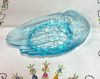 Piatto in vetro azzurro ghiaccio con decorazione a pappagallo