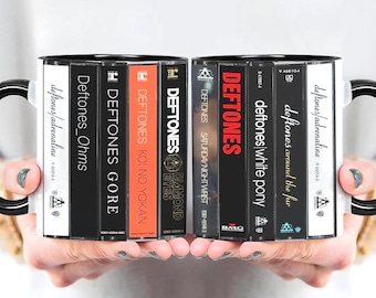 Caneca em formato de fita cassete com álbuns do Deftones - Presente retrô para amantes da música
