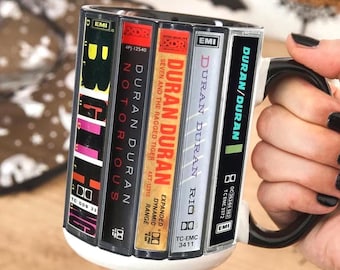 Caneca em formato de fita cassete do álbum retrô do Duran Duran - Presente perfeito para amantes da música.