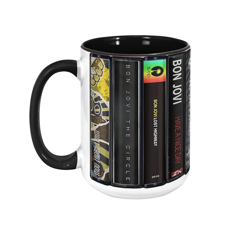 Pode incluir: Caneca de cer&acirc;mica branca com al&ccedil;a e interior pretos. A caneca apresenta capas de &aacute;lbuns do Bon Jovi, incluindo "Have a Nice Day", "Lost Highway" e "The Circle". A caneca &eacute; um item colecion&aacute;vel com tema musical.