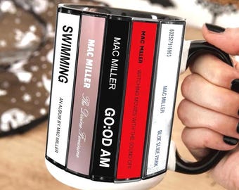 Caneca com estampa de cassete dos álbuns retrô do Mac Miller