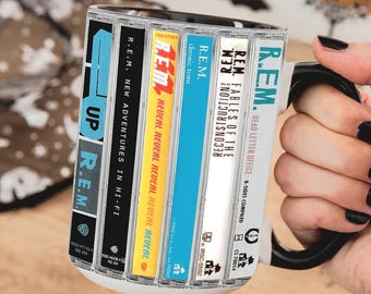 Caneca de cerâmica com cassete dos álbuns do R.E.M., presente retrô para amantes da música.