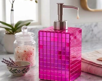 ピンクのディスコボール型ソープディスペンサー – ミラーモザイクの華やかなバスルーム装飾