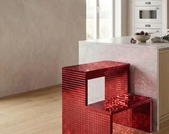 Taburete escalonado de mosaico rojo estilo discoteca – Mueble con azulejos de espejo aplicados a mano, pieza de lujo que marca la diferencia.