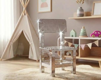 Silla de discoteca con mosaico de espejos hecha a mano: un mueble llamativo de estilo retro glamuroso.