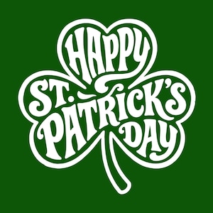 Può includere: Un design di testo bianco "Happy St. Patrick's Day" a forma di trifoglio su sfondo verde. Il testo è in un carattere audace e stilizzato, perfetto per le celebrazioni di San Patrizio.