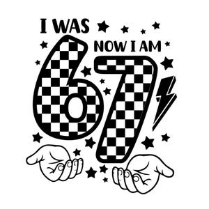 Puede incluir: Gráfico en blanco y negro con el texto "I WAS 67 NOW I AM". Los números 67 están en un patrón de tablero de ajedrez, rodeados de estrellas, un rayo y dos manos.