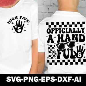 Może przedstawiać: Biała koszulka z czarnym nadrukiem. Przód mówi "HIGH FIVE" z dłonią i cyfrą 5. Tył koszulki mówi "OFFICIALLY A HAND FULL" z okularami przeciwsłonecznymi i dłonią.