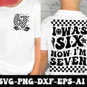 Puede incluir: Camiseta blanca con un gráfico negro en la parte delantera con el número 67 con un patrón de cuadros y manos. La parte posterior de la camiseta dice "I was six now I'm seven" en texto negro. La camiseta es para un cumpleaños infantil.