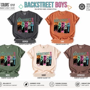 Pode incluir: Cinco t-shirts de manga curta nas cores pepper, yam, moss, ivory e espresso. Cada t-shirt apresenta uma impressão gráfica dos Backstreet Boys com o texto "BACKSTREET BOYS" numa fonte retro, acompanhado por formas geométricas em azul-petróleo e rosa.