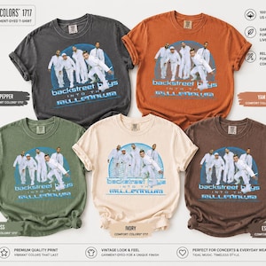 Könnte beinhalten: Fünf kurzärmelige T-Shirts in den Farben Pfeffer, Yamswurzel, Moos, Elfenbein und Espresso. Jedes T-Shirt zeigt eine Grafik der Backstreet Boys mit dem in Blau gedruckten Text "Backstreet Boys Into The Millennium" vor einem kreisförmigen Hintergrund.