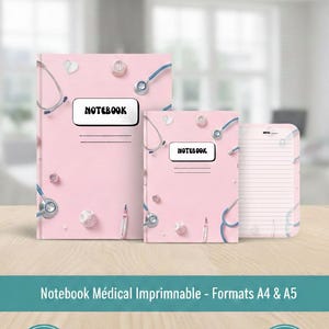 Puede incluir: Una taza de cerámica blanca con un asa negra y el texto "But First, Coffee" en negrita negra. La taza está sobre una superficie de madera. La taza mide aproximadamente 10 cm de alto.