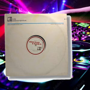 Puede incluir: Un disco de vinilo en una funda blanca con el texto "mb elektronics" y direcciones de sitios web. La etiqueta del disco presenta el texto "adam beyer & henrik b" en rojo. El fondo tiene una configuración de DJ e iluminación púrpura y rosa.