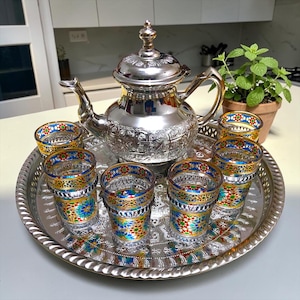 Autentiskt marockanskt teservis – 6 handgjorda teglas, silvertekanna och 32 cm serveringsfat – Traditionellt marockanskt teservis