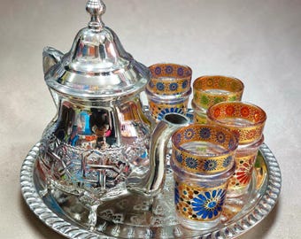 Autentico servizio da tè marocchino fatto a mano: teiera incisa con vassoio in argento e bicchieri dipinti a mano, set da portata tradizionale di lusso, regalo unico.