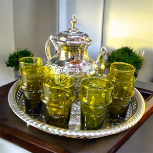 Juego de té marroquí con bandeja de plata, tetera y 6 vasos de té marroquíes color caqui. Servicio de té tradicional marroquí. Regalo hecho a mano.