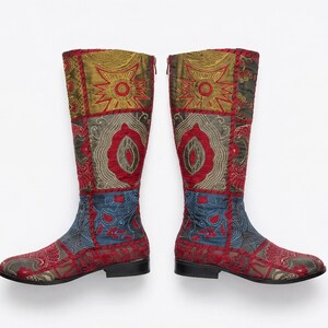 Puede incluir: Un par de botas hasta la rodilla con un diseño de patchwork. Las botas presentan una mezcla de colores rojo, dorado, azul y gris. Las botas tienen una cremallera lateral y un tacón bajo. Las botas están hechas de una tela estampada.