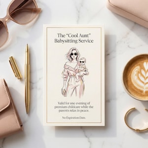 以下が含まれることがあります： 「The Cool Aunt Babysitting Service」のテキストと赤ちゃんを抱っこしている女性のイラストが描かれたクリーム色のカード。 サングラス、ペン、財布、コーヒーカップなどのアクセサリーに囲まれています。
