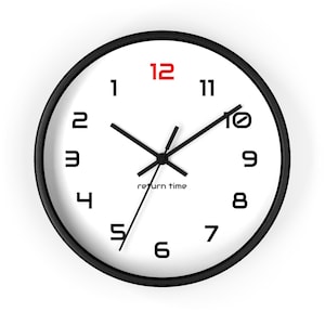 Peut inclure: Une horloge murale ronde avec un cadre noir et un cadran blanc. L'horloge comporte des aiguilles noires et des chiffres noirs, avec le chiffre 12 en rouge. Les mots "return time" sont imprimés en noir en bas.