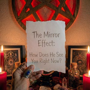 Peut inclure: Une main tenant un papier avec le texte "The Mirror Effect: How Does He See You Right Now ?" devant un pentagramme rouge éclairé. La scène comprend des bougies, des cristaux et une bouteille avec des herbes.