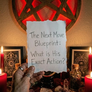Puede incluir: Una mano sostiene un papel con el texto "The Next Move Blueprint: What is His Exact Action?" frente a un pentagrama rojo. La escena incluye velas, cristales y una ilustración enmarcada, creando una atmósfera mística.
