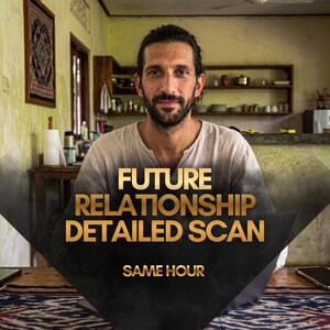 Op de afbeelding: Een persoon met donker haar en een baard draagt een lichtgekleurd shirt. Overliggende tekst leest FUTURE RELATIONSHIP DETAILED SCAN en SAME HOUR in gouden letters tegen een donkere geometrische achtergrond, gecentreerd over de borst.