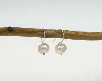 Boucles d'oreilles en argent sterling avec perles d'eau douce blanches, cadeau pour elle, moderne