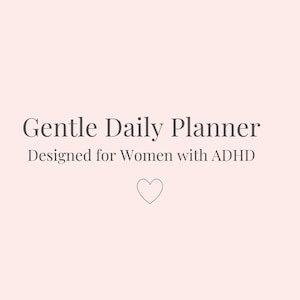 Könnte beinhalten: Hellrosa Hintergrund mit dem Text "Gentle Daily Planner" in dunkelgrauer Schrift. Darunter, in kleinerer Schrift, steht "Designed for Women with ADHD". Eine kleine Herzgrafik ist unter dem Text zentriert.