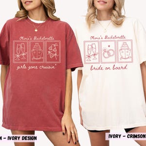 Pu&ograve; includere: Due magliette, una cremisi e una avorio, a tema addio al nubilato. La maglietta cremisi ha il testo "Olivia's Bachelorette" e "girls gone cruisin'" con illustrazioni. La maglietta avorio dice "bride on board".