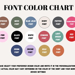 Pu&ograve; includere: Una tabella dei colori con il testo "FONT COLOR CHART" in alto. La tabella mostra 16 opzioni di colore in cerchi, tra cui Espresso, Moss, Blue Jean, Ivory, Pepper, Crunchberry, Pink, Black, White, Crimson, Light Green, Red, Denim, Orchid, Gold e Yam.