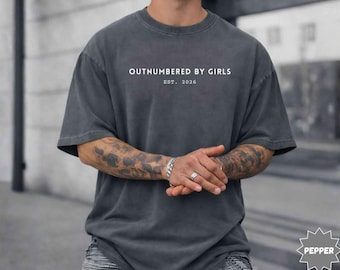 Camiseta Comfort Colors® "Superados en número por chicas", Camiseta para papá de niña, Camiseta para papá de hijas, Camiseta personalizada EST 2026 para papá, Regalo del Día del Padre para papás primerizos