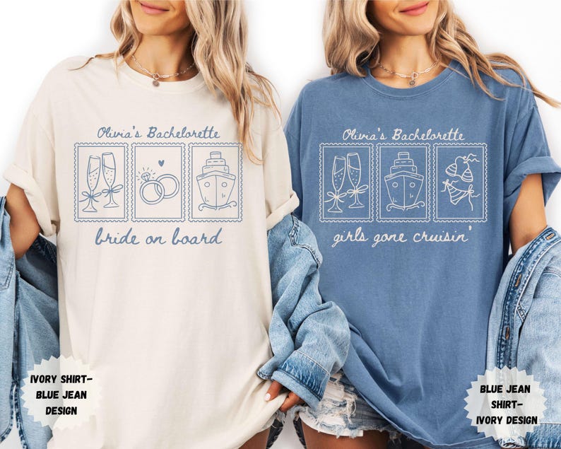 Pu&ograve; includere: Due magliette, una avorio e una blu, presentano un design grafico azzurro. Il design include il testo "Olivia's Bachelorette" sopra tre immagini in stile francobollo. La maglietta avorio dice "bride on board", e la maglietta blu dice "girls gone cruisin'".