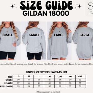 Puede incluir: Una gu&iacute;a de tallas para una sudadera unisex de cuello redondo, con medidas en pulgadas. La gu&iacute;a incluye tablas de tallas para S, M, L, XL, 2XL, 3XL y 4XL. La imagen muestra un modelo con una sudadera gris.