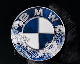 BMW Wave-emblem 74 mm 82 mm | Ersättningsmärke för motorhuv eller bagageutrymme | Japanskt Ocean Wave-bilemblem blått och silver | Present till bilkillen