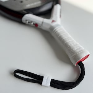 Puede incluir: Un juego de tres tazas de cerámica con un esmalte moteado de color crema. Cada taza presenta un diseño pintado a mano diferente: una hoja azul y verde, una flor amarilla y una baya roja. Las tazas tienen una forma simple y redondeada.