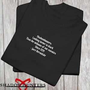 Buch-Zitat-Stickerei-T-Shirt | Jace Reiher, Wayland, Schattenjäger Die Unterwelt kleiner Text, minimalistische Typografie, schwarzes Hemd
