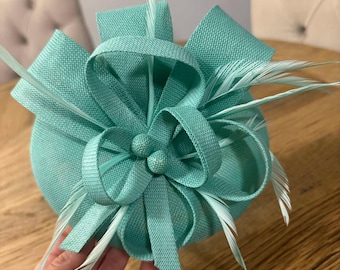 Elegant Turquise Fascinator Hat – Statement Headpiece for Weddings & Special Occasions