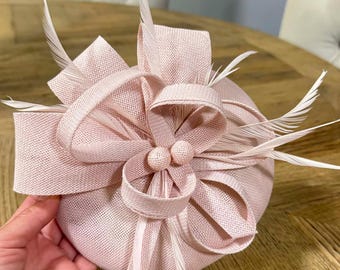 Elegant Pink Fascinator Hat – Statement Headpiece for Weddings & Special Occasions