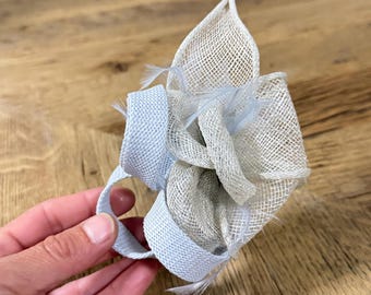Elegante fascinator fatto a mano con rete azzurra e beige / Perfetto per matrimoni, corse e eventi speciali