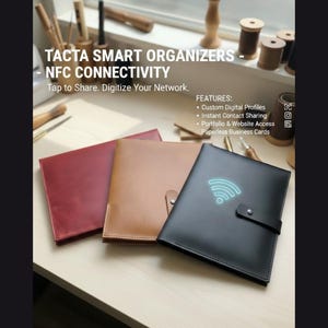 Op de afbeelding: Drie leren slimme organizers in bordeaux, bruin en zwart. De zwarte organizer heeft een Wi-Fi-symbool. Tekst op de afbeelding luidt: TACTA SMART ORGANIZERS - NFC CONNECTIVITY. Tap to Share. Digitized Your Network.