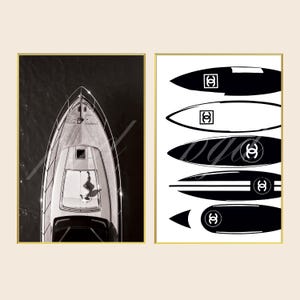 Pu&ograve; includere: Due stampe da parete incorniciate. La stampa a sinistra mostra una vista aerea di uno yacht su acqua scura. La stampa a destra presenta cinque illustrazioni stilizzate di tavole da surf in bianco e nero, ciascuna con un logo doppia C, disposte verticalmente.