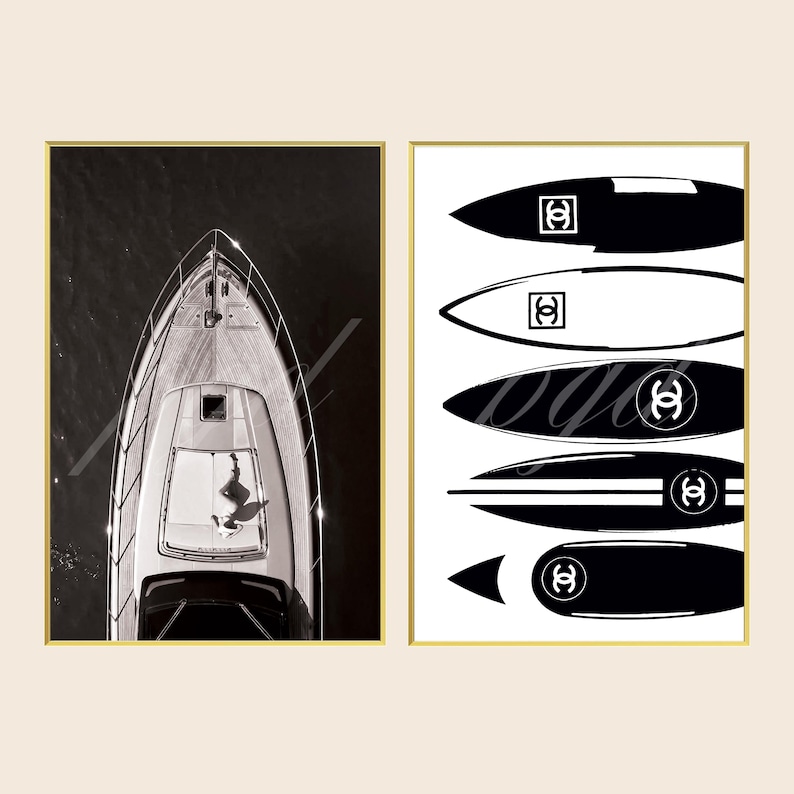Pu&ograve; includere: Due stampe da parete incorniciate. La stampa a sinistra mostra una vista aerea di uno yacht su acqua scura. La stampa a destra presenta cinque illustrazioni stilizzate di tavole da surf in bianco e nero, ciascuna con un logo doppia C, disposte verticalmente.