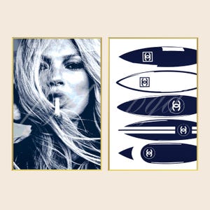 Pu&ograve; includere: Un set di arte murale dittico con un ritratto in bianco e nero di una persona con i capelli lunghi che fuma una sigaretta a sinistra, e uno sfondo bianco con cinque illustrazioni di tavole da surf blu scuro, ciascuna con un logo CC intrecciato bianco.
