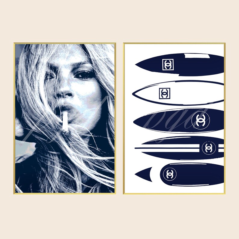 Pu&ograve; includere: Un set di arte murale dittico con un ritratto in bianco e nero di una persona con i capelli lunghi che fuma una sigaretta a sinistra, e uno sfondo bianco con cinque illustrazioni di tavole da surf blu scuro, ciascuna con un logo CC intrecciato bianco.