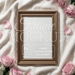 Puede incluir: Una maqueta de marco rectangular dorado con el texto "Frame Mockup" en una fuente suave. El marco está rodeado de rosas y pétalos rosas sobre una superficie blanca texturizada. El marco incluye el texto "Ps PSD ISO A +FREE AUTOMATION PS SCRIPT".