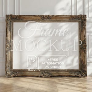 Puede incluir: Maqueta de marco rectangular ornamentado, de color dorado, con el texto "Frame Mockup". El marco está apoyado sobre un suelo de madera contra una pared blanca. El marco tiene tallas detalladas y un interior blanco. Incluye texto: "Ps PSD ISO A +FREE AUTOMATION PS SCRIPT".