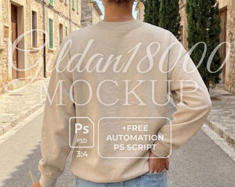 Gildan 18000 Sand Mockup Sweatshirt Zurück Rundhals Mockup Weibliches Modell Ästhetischer Sand Rundhals Trendy Street Style Mockup Lifestyle PSD