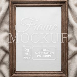 Puede incluir: Un marco rectangular de madera marrón con interior blanco, sobre una tela beige. El marco tiene un aspecto texturizado. Las palabras "Frame Mockup" se muestran en cursiva. El texto adicional incluye "Ps PSD ISO A" y "+FREE AUTOMATION PS SCRIPT."