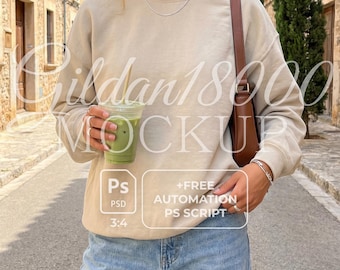 Gildan 18000 Sand Mockup Sweatshirt Rundhals Mockup Weibliches Modell Ästhetischer Sand Rundhals Trendy Street Style Mockup Outdoor Lifestyle PSD